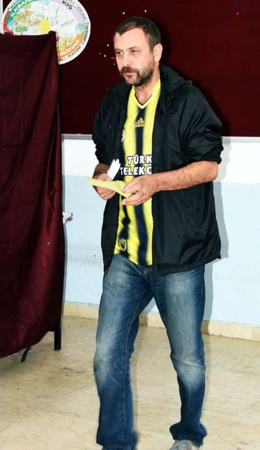 FENERBAHÇE FORMASIYLA OY KULLANDI  -  Bodrum'da yaşayan ve Gümüşlükspor Kulübü'nün başkanlığını yapan ünlü oyuncu Nejat İşler oyunu Kemal Durmaz İlkokulu'nda kullandı.