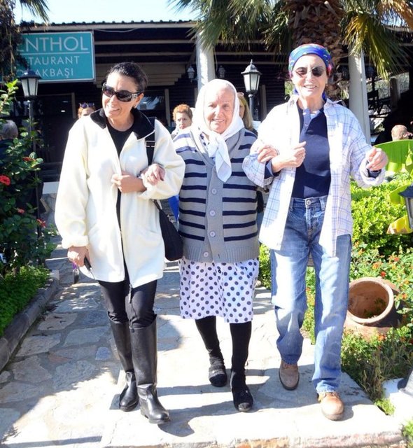 FATMA GİRİK AİLESİYLE BİRLİKTE OY KULLANDI  - ünlü sinema oyuncusu Fatma Girik (72), öğlen satlerinde annesi Münevver Ukav ve kardeşi Müyesser Girik (70) ile birlikte sandık başına gidip, oyunu kullandı.