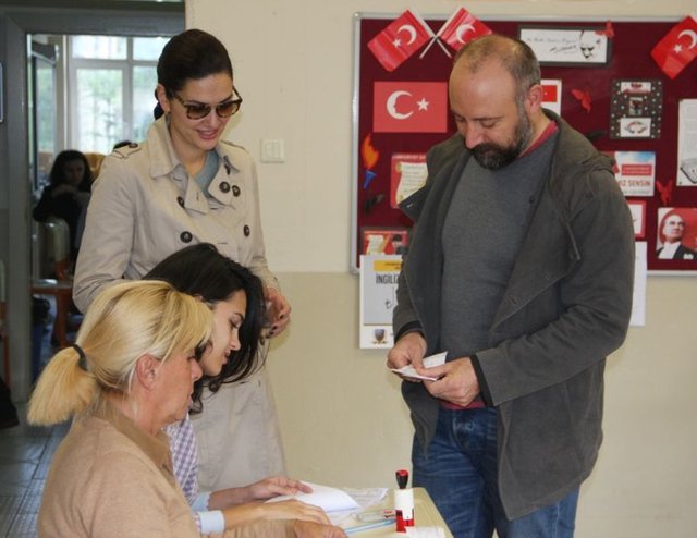 Kısa süreli bir krize yol açan pusulasında farklı bir damgadan ötürü Ergenç'in oy pusulası değiştirildi. Oy pusulası değiştirilen Ergenç daha sonra tekrar kabine girerek oyunu kullandı.
