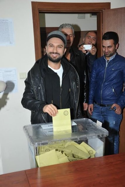 TARKAN OYUNU KULLANDI  - Ünlü sanatçı Tarkan oyunu Tarabya'da kullandı. - Tarkan oyun kullanmaya saat 16.00 sıralarında geldi.
