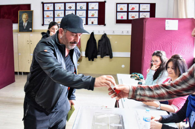 Ünlü komedyen Cem Yılmaz Beşiktaş Lütfi Banat İlkokulu'nda oy kullandı.