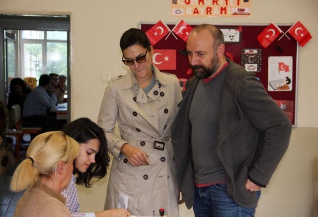 HALİT ERGENÇ'İN OY PUSULASINDA DAMGA KRİZİ   - Ünlü oyuncu Halit Ergenç oyunu kullanmak için oyuncu eşi Bergüzar Korel ile birlikte Etiler Mesleki ve Teknik Anadolu Lisesi'ne geldi.