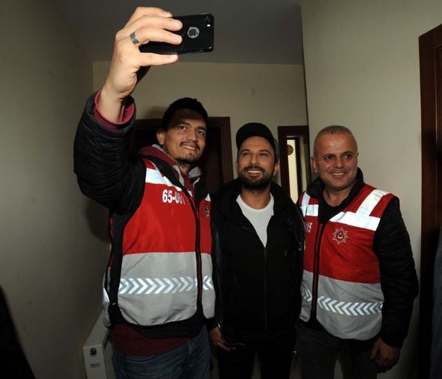 Polisler de dahil birçok kişiyle fotoğraf çektirdi. -