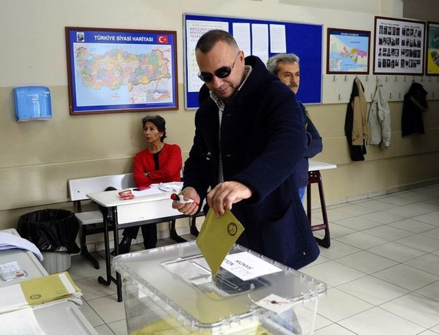 OKTAY KAYNARCA   - Galiba bir seçim daha bekliyor bizleri. Doğruyu bulacağız bir şekilde. On kere vermemiz gerekirse de on kere vereceğiz