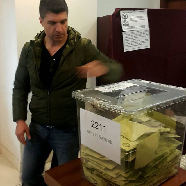 ÖZCAN DENİZ  - Demokrasi zemin ister, istek ister,caba ister,kadın gibidir ilgisizliği sevmez. Okuduk,dua ettik oyumuzu attık.Haydi hayırlısı..!