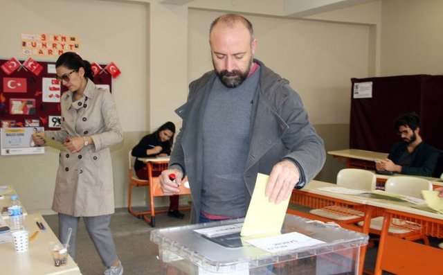 Kısa bir süre sıra bekleyen çift daha sonra oyunu kullandı. Oy pusulasını aldıktan sonra kabine giren Ergenç kısa süre sonra geri çıkarak oy pusulasının değiştirilmesini istedi.