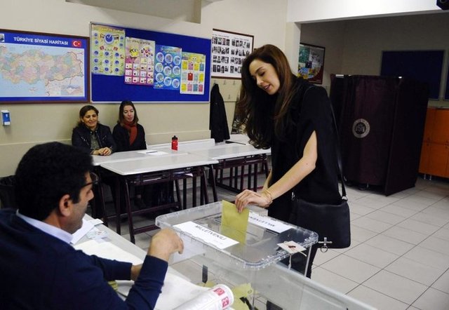 AZRA AKIN   - Ünlü manken Azra Akın, Bebek Tevfik Fikret İlkokulu'nda sabah saatlerinde oyunu kullandı.