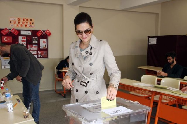 Ergenç'in eşi Bergüzar Korel ise "Görevimizi yaptık, oyumuzu kullandık. Herkes oyunu kullansın" şeklinde konuştu.