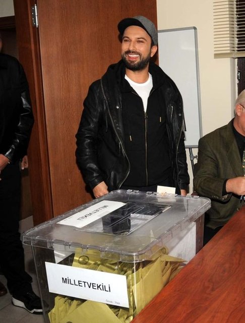 Oyunu kullanan Tarkan yaptığı açıklamada, "Ülkemiz ve milletimiz için hayırlısı neyse o olsun. Bu seçim sonucunda huzur ve barış olsun inşallah. Biraz artık güzel günler görelim istiyoruz" diye konuştu.