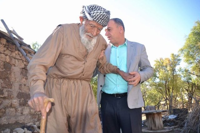 Siirt'in Eruh ilçesinde ikamet eden ve Türkiye'nin en yaşlı seçmeni olan 130 yaşındaki Mehmet Esen, oyunu torunlarının yardımıyla kullandı.