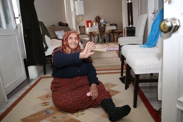 İstanbul'un Eyüp ilçesinde yaşayan 89 yaşındaki engelli Medine Demir, oyunu kullanmak için Defterdar Mahallesi Güldalı Sokak'ta bulunan 3. kattaki evinin merdivenlerinden emekleyerek indi.