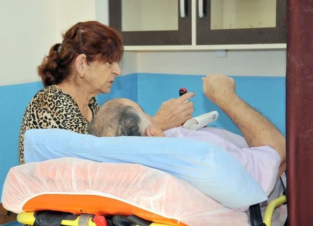 Adana'da Eylül ayında trafik kazası geçiren 67 yaşındaki İsmet Şahbaz, ayağı, kaburgası ve kalçası kırık olduğu halde ambulansla götürüldüğü okulda eşinin yardımıyla oy kullandı.