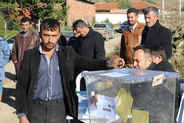 Ancak köy sakinlerinin diğer seçmenlerden tek farkları ise oy verme işlemlerini, sokak ortasında kurulan kabinlerde ve sandıklarda gerçekleştirmeleri.