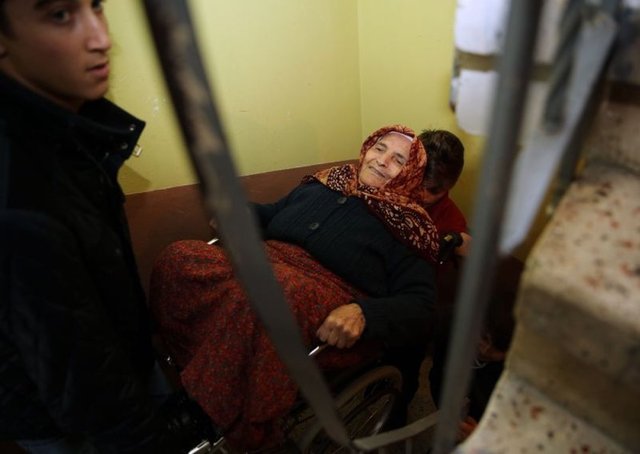 Kızı ve komşularının yardımıyla tekerlekli sandalyeye bindirilerek evden çıkarılan Demir, minibüsle getirildiği Otakçılar Fatma Mehpare Buluğ İlkokulunda oyunu kullandı. Demir, mahalledeki gençlerin yardımıyla yeniden evine çıkartıldı.