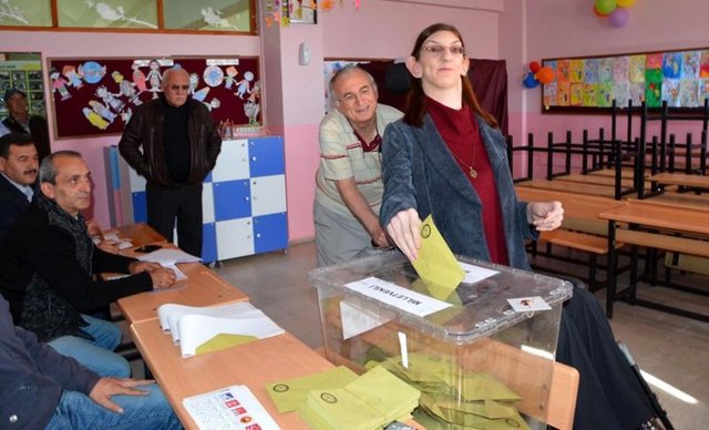 Karabük'te, geçen yıl 213 santimetreyle "dünyanın 18 yaş altı en uzun boylu genç kızı" olarak Guinness Rekorlar Kitabı'na giren Weaver sendromu hastası Rümeysa Gelgi, ilk oyunu kullanmanın sevincini yaşadı.