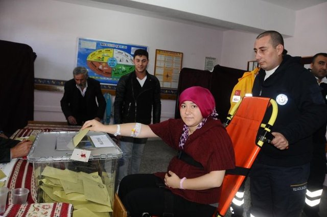 Nevşehir Devlet Hastanesi'nde yeni doğum yapan Gizem Çevik, oy vermeye ambulansla gitti.