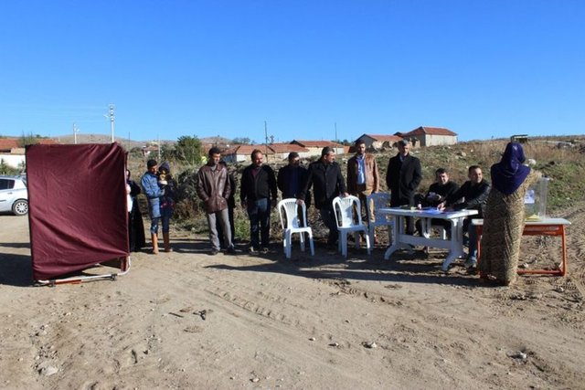 45 haneli 101 seçmeni bulunan Sarıkavak köyü sakinleri, 1040 nolu sandıkta oylarını kullanıyor.
