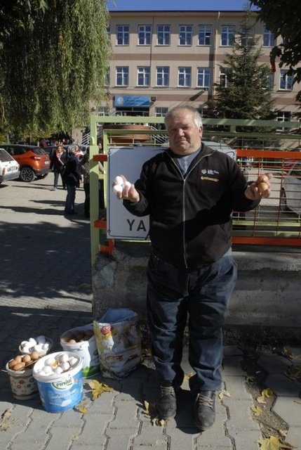 Seçim yoğunluğunu fırsata çeviren esnaf, oy kullanılan okul önünde yumurta ve ceviz satışı yaptı.
