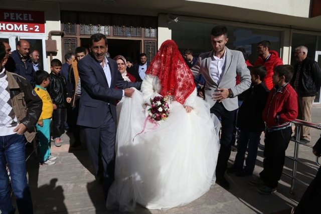 Erzurum'da düğünleri seçim gününe denk gelen Yeşim ve Serkan Çelik çifti, düğünden önce Yakutiye ilçesindeki Aliya İzzetbegoviç İmam Hatip Ortaokuluna gelerek oylarını kullandı.
