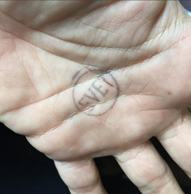 SARP APAK  - Önce elimde denedim,yinede ters bastım. Oy kullanmak kolay bi iş değil