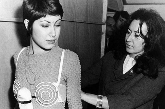 Titreşimli Sütyen  - 1971 yılında Brüksel'de gerçekleşen "20. Uluslararası İcatlar Fuarı"nda görüntülenen bu manken, göğüsleri büyüttüğü ve güçlendirdiği iddia edilen titreşimli sütyen ile. -