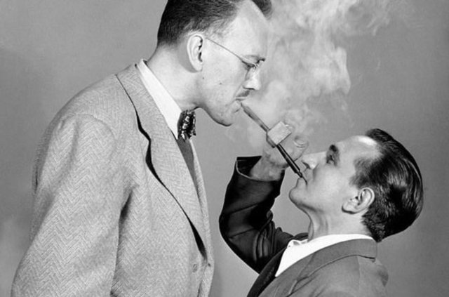 İki Kişilik Pipo  - 2 Haziran 1949 günü New York'ta iki adam "Double Ender" isimli pipoyu tanıtırken.
