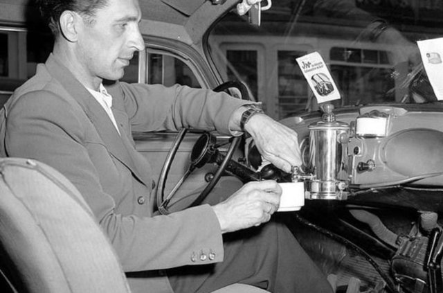 Ön Panel Kahvecisi  - 1950 yılına ait bu fotoğrafta, bir sürücü arabasına taktırdığı kahve makinesini gösteriyor. Ürünün tasarımcısına göre, 3 fincan kahveye yetecek kadar su kapasitesi olan bu tasarım,  başka ihtiyaçlar için de kullanılabilir.