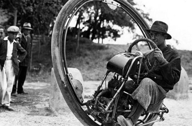 Tekersiklet  - İsviçreli mühendis M. Gerder, "Motorwheel" adını verdiği icadıyla birlikte.