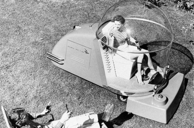 Konforlu Çim Biçme Makinesi  - 1957 yılında tanıtılan bu tasarım, çim biçme özelliğinin yanı sıra, kendi elektriğini üretme, telsiz, klima, hatta sıcak günlerde soğuk bir içecek sunma özelliğine sahip. -