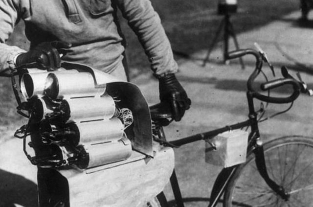 Roket Güdümlü Bisiklet  - 1931 tarihli bu fotoğraf, bisikletinin arkasına 12 roket yerleştiren Alman mühendisin tasarımını belgeliyor. Belgelemesi de iyi olmuş çünkü bu fotoğrafın çekilmesinden dakikalar sonra bisiklet patlamış.