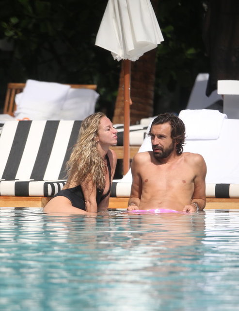 Ünlü futbolcu Andrea Pirlo kız arkadaşı Valentina Baldini ile tatilin keyfini çıkarıyor.