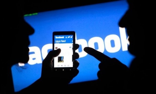 Sık kullanılanlar listesiFacebook'ta Twitter'dakine benzer bir liste seçeneği bulunuyor. Haber Kaynağının solunda ve profil resminizin tam altında bulunan kısma tıklayarak beğendiğiniz paylaşımları favorilerinize kaydedebiliyorsunuz.
