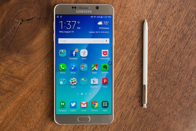 İkinci sırada dev telefon Galaxy Note 5 var. Galaxy Note 5'in AnTuTu puanı 72156 olarak ölçülmüş. Bu puan, telefonu ikinci sıraya yerleştiriyor.