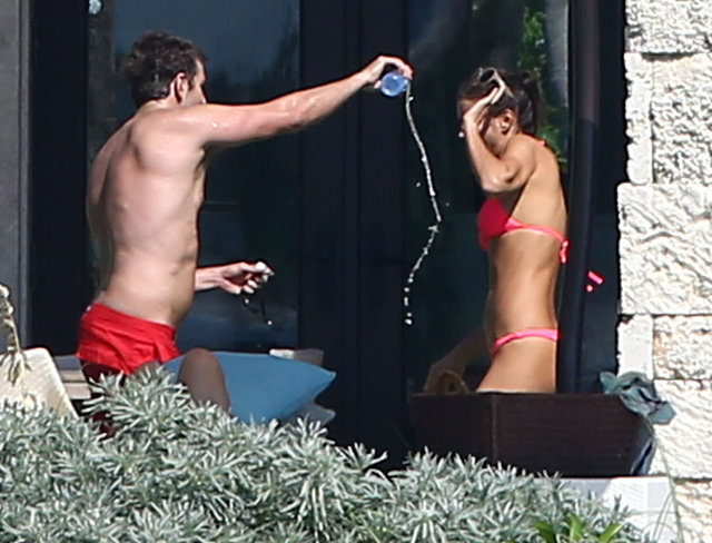 Kaldıkları villanın havuz başında objektiflere yansıyan ikili uzun süre birbirleriyle şakalaştı.