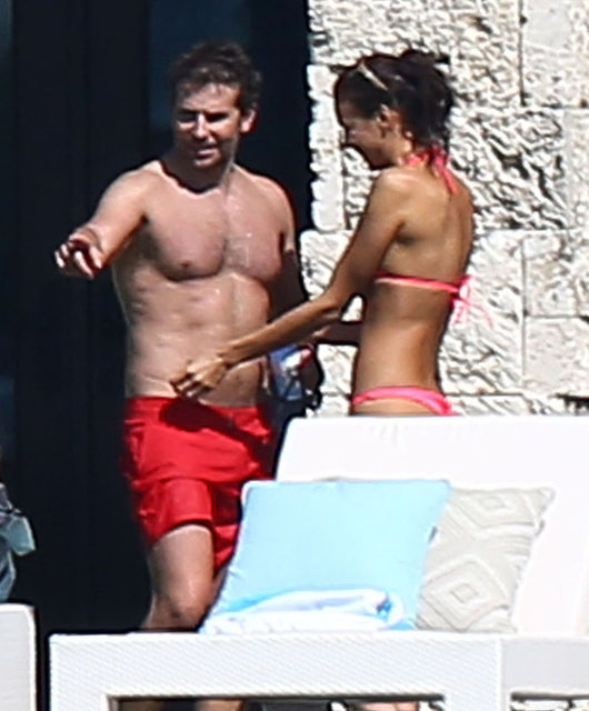 Bugüne kadar sadece tatil yaparken ya da sokakta öpüşürken görüntülenen Irina Shayk ve Bradley Cooper son olarak Bahamalar'da objektiflere takıldı.