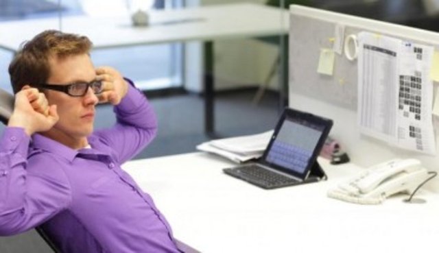 Göz Hastalıkları Uzmanı Op. Dr. Neslihan Astam, çalışırken göz sağlığını korumak için yapılması gerekenler hakkında bilgi verdi.