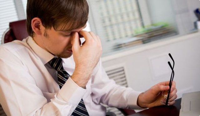 Çalışırken odaklanarak dikkatli bakmak, göz kırpma sayısının azalmasına ve göz yüzeyinin kurumasına sebep olur.