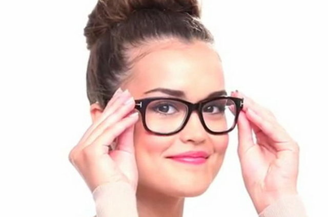 8. Gözünüzü bilinçli olarak kırpın: Ekrana bakarken gözler sık sık göz kırpılarak, göz yüzeyinin nemlenmesi sağlanarak kuruluk ya da aşırı sulanma azaltılabilir. Ayrıca ortamda bulunan klimaların akımlarının göze doğru olmasının engellenmesi de önerilir.