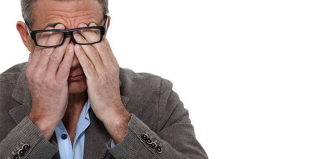 Aynı mesafeden ekrana uzun süre bakılması hem göz uyum kasında hem de gözü hareket ettiren kaslarda spazma neden olarak bulanık görme, odaklanamama ve baş ağrısı gibi rahatsızlıkları ortaya çıkarır.