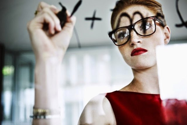 Bulanık görme, gözde yanma, kuruluk, sulanma, kızarıklık, gözleri kısarak bakma, odaklama zorluğu, çift görme ve ışık hassasiyeti gibi şikayetlerle ortaya çıkan göz yorgunluğu, ofis çalışanlarının en sık karşılaştığı sorunlardan biridir.