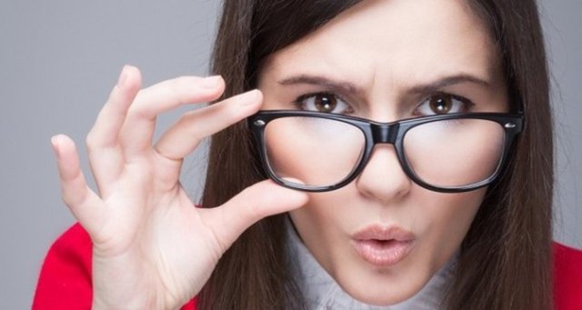 Bunun göz yüzeyinde kontakt lens varken yapılması kuruluk ve batma problemlerinin daha da artmasına sebep olur. Ekrana bakarak çalışırken kontakt lens yerine gözlük tercih edilmesi ise bu sorunların azalmasını sağlayacaktır.