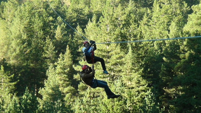 Zipline nedir? - Zipline, yüksek bir noktadan, alçak bir noktaya bağlanmış çelik halat üzerinde tekerlekli bir makara ile kaymak demek.