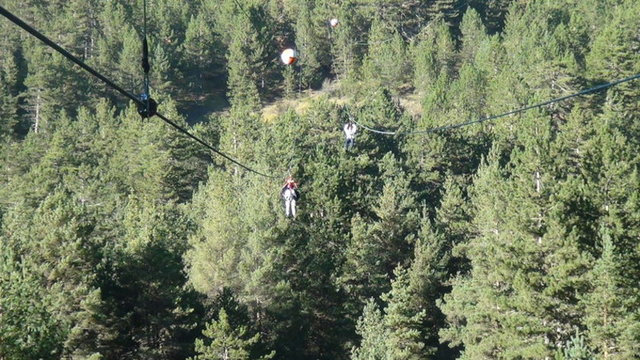 Dünyanın en uzun zipline'ı Güney Afrika'dadır. Yüksekliği 280 m, uzunluğu 2 km, en yüksek hızı saatte 160 km'dir.