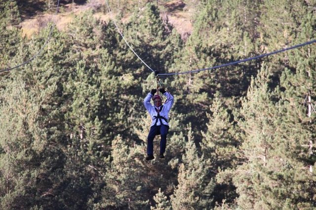 Tutkunlarının "macera", "rüzgârı hissetmek", "özgürlük", "manzaranın tadını çıkarmak" diye tanımladığı aktivite sırasında 300-400 metrelik bir zipline hattında (eğimine göre değişir) yaklaşık saatte 50-60 km hıza ulaşılır.