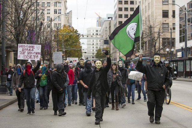 "Şirketlerin açgözlülüğünü, polis şiddetini, adaletsizliği ve medyada sansürü" protesto ettiklerini dile getiren göstericiler, Beyaz Saray önünde sloganlar attı.