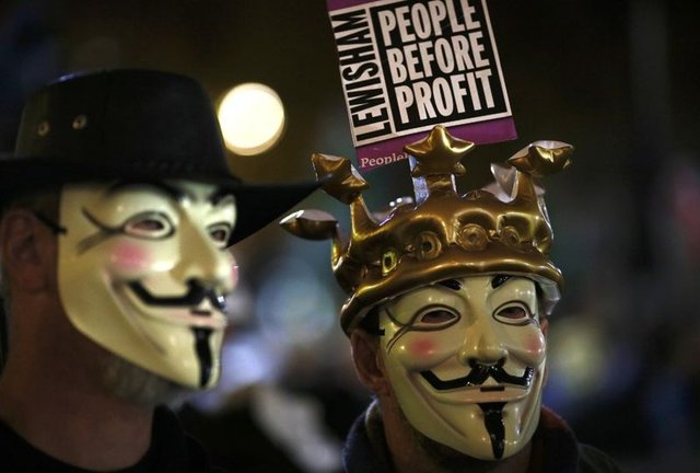 İngiltere'nin başkenti Londra'da bir araya gelen "Guy Fawkes" maskeli binlerce kapitalizm karşıtı, protesto yürüyüşü düzenledi.