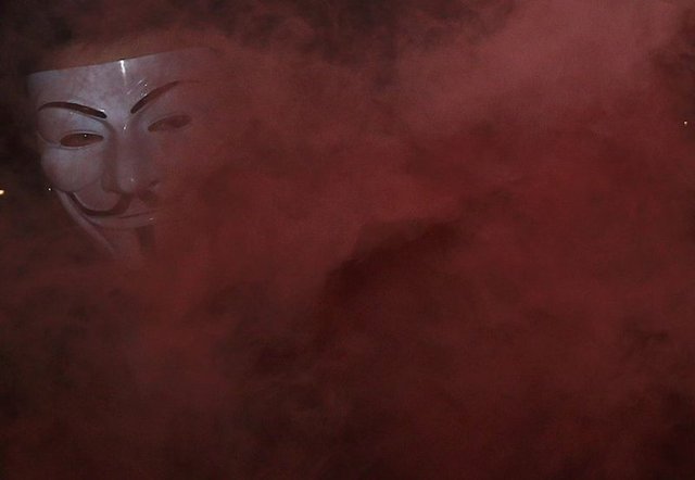 - Protestocular, planlanan yürüyüş güzergahının dışına çıkarak İngiltere Kraliçesi 2. Elizabeth'in resmi konutu olan Buckingham Sarayı'na devam etti.