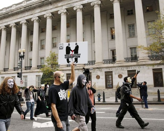 Filmde Fawkes'ın yakalandığı gün, onun yüzünü takmış binlerce insan parlamento binasının patlatılmasına tanık oluyor.