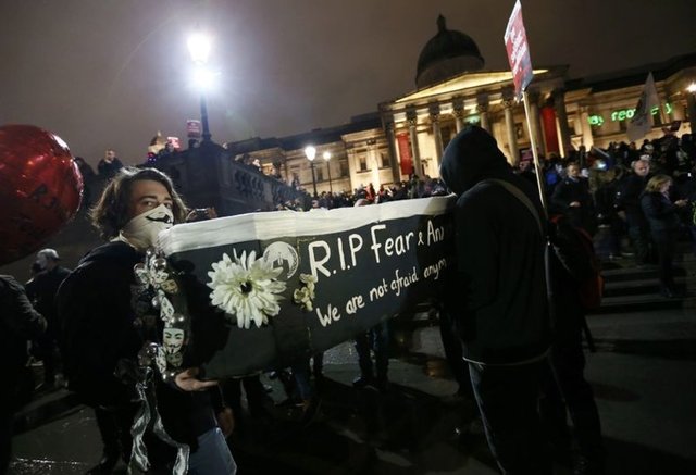 Başbakanlık binasının önünden geçerken, kapitalizm karşıtı ve "Bunlar bizim sokaklarımız" ile "Cameron utan" gibi sloganlar attı.