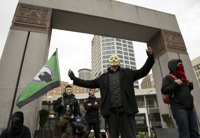 "Anonymous" organizasyonuyla dünya genelinde birçok kentte aynı gün düzenlenen yürüyüşün Washington ayağına katılan çok sayıda kişi, Guy Fawkes maskeleri takarak ABD Kongresi ve Beyaz Saray'a yürüdü.